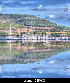 La riflessione in Porto Conte porto, SARDEGNA. Elaborati per hdr tone mapping effetto. Foto Stock