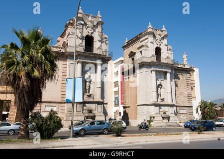 Porta Felice, città storica gate, mura sul lato del porto, Palermo, Sicilia, Italia Foto Stock