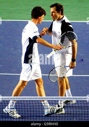 Greg Rusedski (a destra) e Jamie Murray della Gran Bretagna durante la Coppa Davis Euro-African zone Group One si raddoppia la partita contro l'Olanda al NEC di Birmingham. Foto Stock