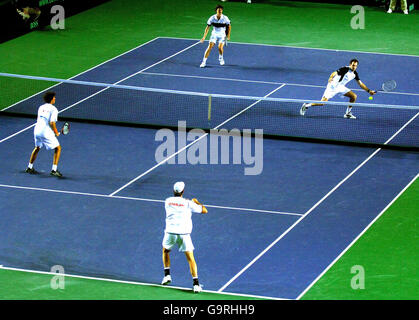 Greg Rusedski (a destra) e Jamie Murray (in alto) in azione durante la Coppa Davis Euro-African zone Group One raddoppia la partita contro l'Olanda al NEC di Birmingham. Foto Stock