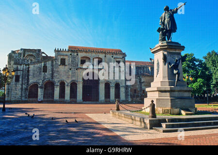 Il monumento di Colombo e la cattedrale di Santo Domingo, Repubblica Dominicana, Caraibi, America Foto Stock