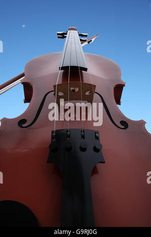 Mondi più grande versione giocabile di violino e archetto in Cape Breton Foto Stock