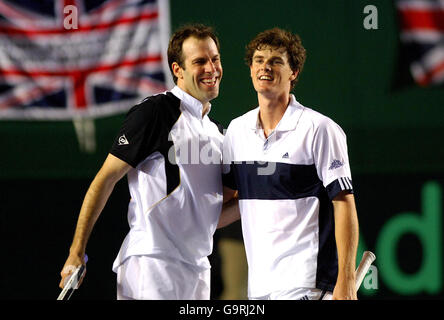 Greg Rusedski della Gran Bretagna (a sinistra) e Jamie Murray festeggiano dopo aver battuto i Robin Haase e Rogier Wassen dei Paesi Bassi nella Coppa Euro-Africana zona Gruppo uno doppio match al NEC di Birmingham. Foto Stock