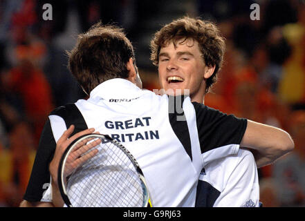 Greg Rusedski della Gran Bretagna (a sinistra) e Jamie Murray festeggiano dopo aver battuto i Robin Haase e Rogier Wassen dei Paesi Bassi nella Coppa Euro-Africana zona Gruppo uno doppio match al NEC di Birmingham. Foto Stock