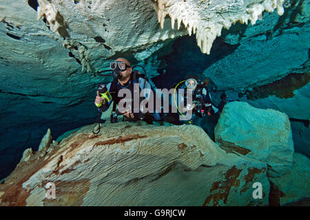 Scuba Diver in Freshwater-Cave, cenote, Macao Grotta, Punta Cana, Repubblica Dominicana, Caraibi, America Foto Stock