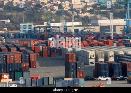 Contenitori per spedizione immagazzinati in attesa di carico nel porto di Fos-sur-Mer nei pressi di Marsiglia Foto Stock