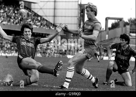 Calcio - Canon League Divisione uno - Chelsea / Leicester City. Kerry Dixon (c) di Chelsea segna il traguardo di apertura, con John o'Neill (l) di Leicester City e Paul Ramsey (r) impotenti per fermarlo Foto Stock