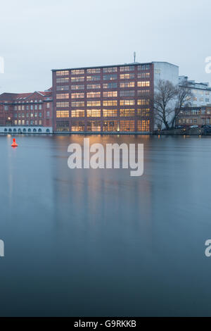 Berlino, Germania. Il 15 gennaio 2014. Edifici aziendali situato presso il fiume berlinese Spree. Longtime Esposizione, HDR Look. Foto Stock