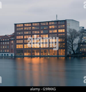 Berlino, Germania. Il 15 gennaio 2014. Edifici aziendali situato presso il fiume berlinese Spree. Longtime Esposizione, HDR Look. Foto Stock