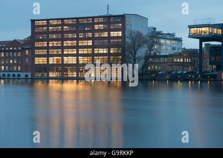 Berlino, Germania. Il 15 gennaio 2014. Edifici aziendali situato presso il fiume berlinese Spree. Longtime Esposizione, HDR Look. Foto Stock