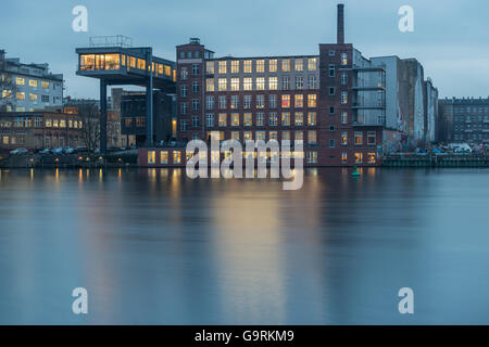 Berlino, Germania. Il 15 gennaio 2014. Edifici aziendali situato presso il fiume berlinese Spree. Longtime Esposizione, HDR Look. Foto Stock