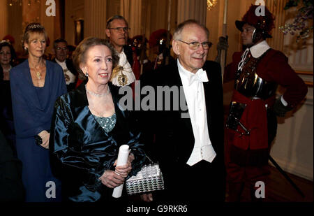 Il Segretario di Stato per gli Affari Esteri e del Commonwealth Margaret Beckett arriva con suo marito Leo al banchetto pasquale annuale per il corpo Diplomatico alla Mansion House di Londra. Foto Stock