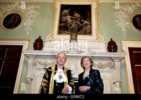 Il Segretario di Stato per gli Affari Esteri e del Commonwealth Margaret Beckett e il Signore Sindaco della Città di Londra Alderman John Stuttard partecipano al banchetto pasquale annuale per il corpo Diplomatico presso Mansion House di Londra. Foto Stock