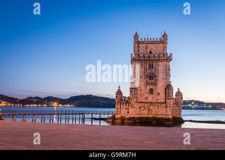 Lisbona, Portogallo presso la Torre di Belem sul fiume Tago. Foto Stock