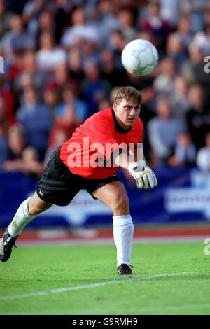 Calcio - amichevole - Malmo v Rangers. Stefan Klos, portiere dei Rangers, lancia la palla Foto Stock