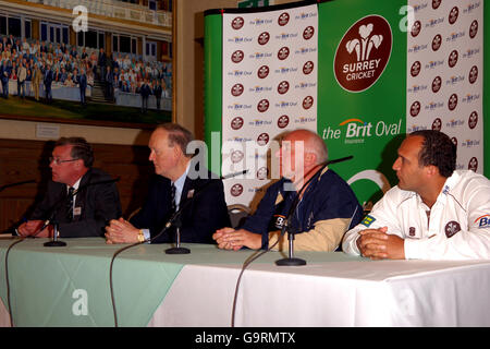 Cricket - Liverpool Victoria County Championship - Surrey Photocall 2007 - The Brit Oval. L-R: Capo esecutivo di Surrey Paul Sheldon, presidente David Stewart, allenatore Alan Butcher e Catain Mark Butcher Foto Stock