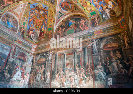 Affresco dipinto il Battesimo di Costantino, da Raffaello, affresco Sala di Costantino, Affresco, Fresko, stanze di Raffaello, Palazzo Apostolico Vaticano Musei, Città del Vaticano, Roma, Lazio, Lazio, Italia, Europa / Vaticano Foto Stock