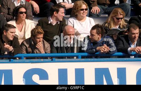 Calcio - fa Cup - Sesto turno - Chelsea v Tottenham Hotspur - Stamford Bridge. David Beckham di Real Madrid (seconda a sinistra) e John Terry di Chelsea (seconda a destra) guardano la partita dagli stand Foto Stock