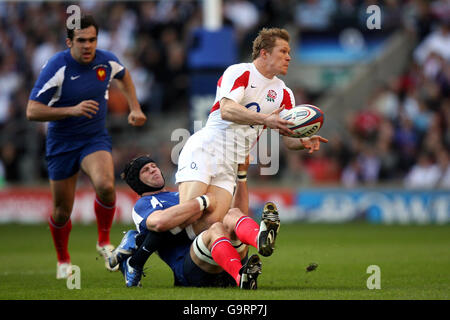 Josh Lewsey (a destra) in Inghilterra viene affrontato da Julien Bonnaire (in basso) durante la partita del campionato delle Nazioni RBS 6 al Twickenham Stadium di Londra. Foto Stock