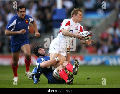 Josh Lewsey (r) in Inghilterra è affrontato da Julien Bonnaire in Francia (l) Foto Stock