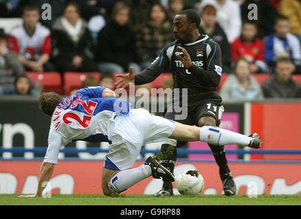 Stephen Warnock di Blackburn Rovers (a sinistra) scende sotto la sfida del Darius Vassell di Manchester City. Foto Stock