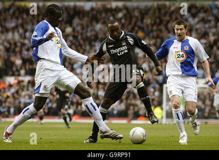 Christopher Samba di Blackburn Rovers (a sinistra) e Darius Vassell di Manchester City (al centro) lottano per la palla, mentre Brett Emerton di Blackburn guarda avanti. Foto Stock