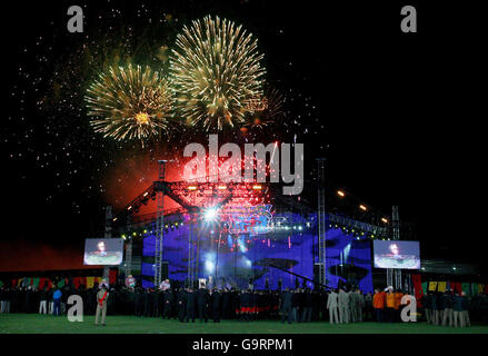 La mostra di fuochi d'artificio si svolge durante la cerimonia di apertura della Coppa del mondo ICC Cricket 2007 al Trelawny Multi-purpose Stadium, Giamaica. Foto Stock