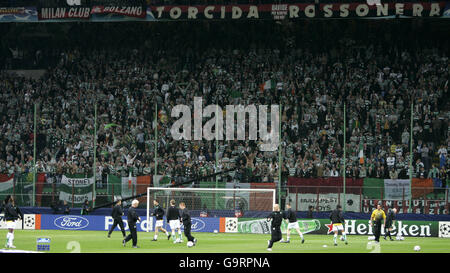 I tifosi celtici durante la partita della Champions League AC Milan vs Celtic allo Stadio San Siro di Milano. PREMERE ASSOCIAZIONE foto. Data foto: Mercoledì 7 marzo 2007. Il credito fotografico dovrebbe essere: Andrew MilliganPA. Foto Stock