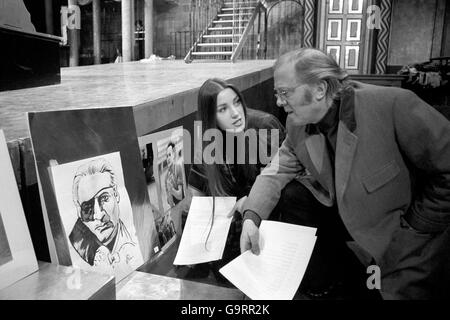 Richard Attenborough e la sua attrice, la nuora Jane Seymour, guardano ad un autoritratto della ballerina russa Valery Panov, prima dell'asta di oggi al Young Vic, Waterloo. 9/12/1973 Foto Stock