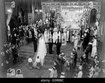 La scena ai gradini dell'altare durante la cerimonia nuziale reale nell'Abbazia di Westminster. H.M il re si trova a sinistra della sposa; a destra dello sposo c'è il bromo, le Marques di Milford Haven. Il treno della sposa è tenuto da due pagine del principe Guglielmo di Gloucester e del principe Michele di Kent. Foto Stock