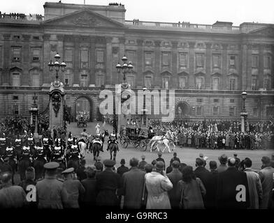 I londinesi si aggirano intorno alle porte di Buckingham Palace per dare un'occhiata alla principessa Elizabeth e alla Lieut Mountbatten Foto Stock