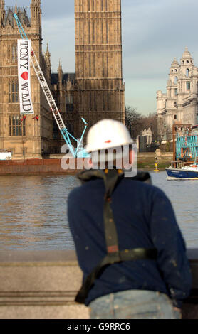 Gli attivisti di Greenpeace scalano una gru galleggiante Houses of Parliament come parte di una protesta contro i piani del governo per aggiornare il sistema di armi nucleari di Trident. Foto Stock