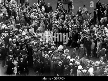 La principessa Elisabetta e Lieut Philip Mountbatten camminano attraverso l'assemblea Di ospiti sul prato di Buckingham Palace Foto Stock