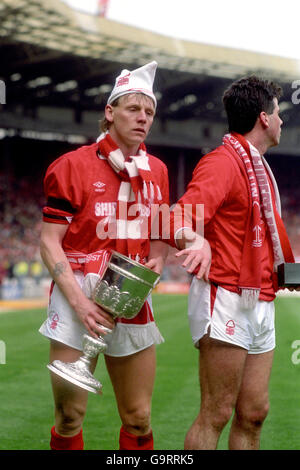 Nottingham Forest's Stuart Pearce (l) e Neil Webb (r) festeggia con il trofeo dopo la vittoria del 3-1 Foto Stock