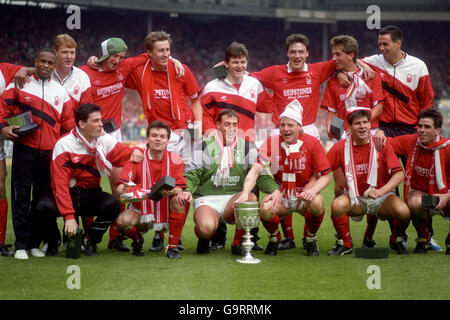 Nottingham Forest festeggia con la Littlewoods Cup dopo la vittoria del 3-1: (Fila posteriore, l-r) Des Walker (non raffigurato) , Franz Carr, Brian Rice, Terry Wilson, Lee Chapman, Lee Glover, Tommy Gaynor, Garry Parker, Colin Foster; (prima fila, l-r) Steve Chettle, Steve Hodge, Steve Sutton, Stuart Pearce, Brian Laws, Neil Webb Foto Stock