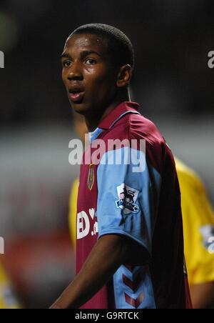 Calcio - fa Barclays Premiership - Aston Villa / Arsenal - Villa Park. Ashley Young, Aston Villa Foto Stock