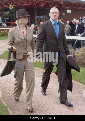 Zara Phillips e il fidanzato Mike Tindall arrivano per l'inizio della terza giornata del Cheltenham Festival. Foto Stock