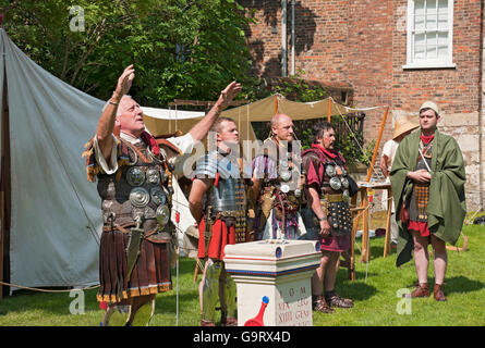 Persone in costume re-enactor al Festival romano di Eboracum in Summer York North Yorkshire Inghilterra Regno Unito GB Great La Gran Bretagna Foto Stock