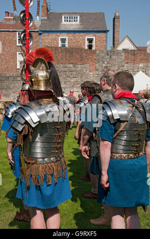 Re-enactors al festival romano di Eboracum in estate York North Yorkshire Inghilterra Regno Unito GB Gran Bretagna Foto Stock