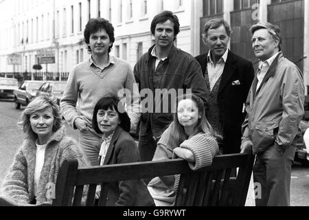 Il cast del dramma sacro di Papa Giovanni Paolo II, The Jeweler's Shop' si è riunito a Londra. (l-r) Guardia Dominica, Christopher Blake, John Carson e Paul Daneman. (Fronte l-r) Hannah Gordon, Gwen Watford e Lalla Ward Foto Stock