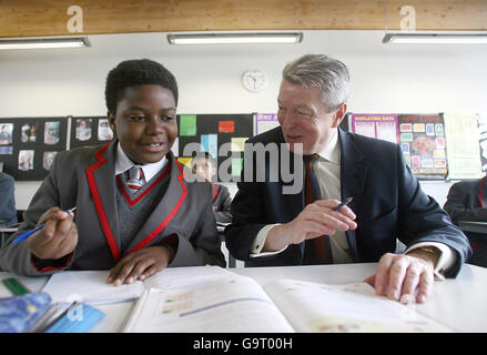 Alan Johnson, segretario britannico all'istruzione, parla con l'allievo Jordan Nisbett, 13 anni, in una scuola di Hackney, a est di Londra, dove il governo ha lanciato la sua tanto attesa revisione politica del settore pubblico. Foto Stock