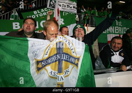 Calcio - Campionato europeo UEFA 2008 Qualifiche - Gruppo F - Liechtenstein / Irlanda del Nord - Rheinpark. I tifosi dell'Irlanda del Nord festeggiano la vittoria alla fine del gioco Foto Stock