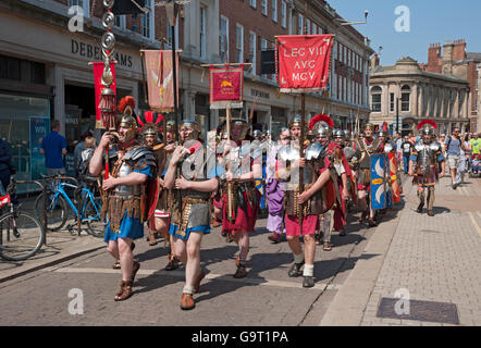 Uomini vestiti come soldati che marciano attraverso il centro della città a. Il Festival Romano d'estate York North Yorkshire Inghilterra UK Regno Unito Gran Bretagna Foto Stock