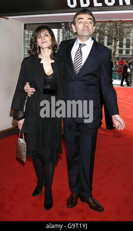 Rowan Atkinson e sua moglie Sunetra arrivano per il Gran Bretagna Charity Premiere di MR Bean's Holiday all'Odeon nel centro di Londra. Foto Stock