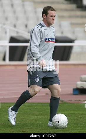 Calcio - Campionato europeo UEFA 2008 Qualifiche - Gruppo e - Andorra v Inghilterra - allenamento - Olimpico de Montjuic. Wayne Rooney in Inghilterra durante l'allenamento Foto Stock