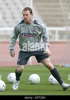 Calcio - Campionato europeo UEFA 2008 Qualifiche - Gruppo e - Andorra v Inghilterra - allenamento - Olimpico de Montjuic. Wayne Rooney in Inghilterra durante l'allenamento Foto Stock