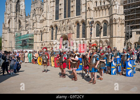 Uomini vestiti come soldati fuori dal Minster al Festival Romano in estate York North Yorkshire Inghilterra Regno Unito GB Gran Bretagna Foto Stock