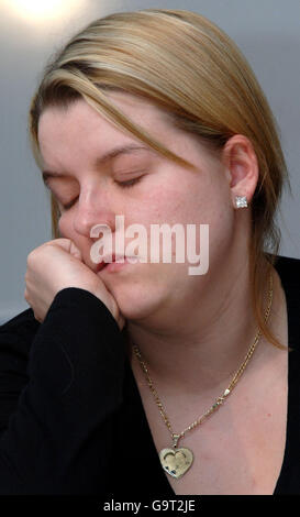 Jane Bowden, la fidanzata del padre assassinato Peter Woodhams, grida durante una conferenza stampa alla stazione di polizia di Snow Hill, Londra. Foto Stock