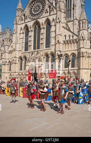 Uomini vestiti come soldati fuori dal Minster al Festival Romano in estate York North Yorkshire Inghilterra Regno Unito GB Gran Bretagna Foto Stock