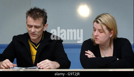 Jane Bowden, la fidanzata del padre assassinato Peter Woodhams, grida durante una conferenza stampa alla stazione di polizia di Snow Hill, Londra. Foto Stock